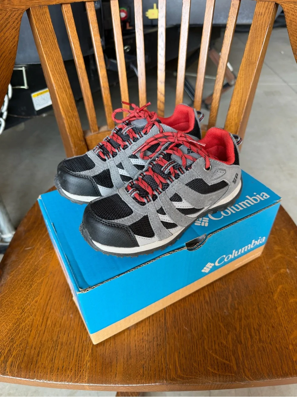 NEW: Columbia - size 2.5 / 3 Youth